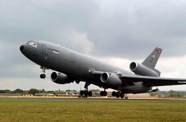 KC-10 Extender là biến thể máy bay vận tải/tiếp nhiên liệu quân sự dựa trên mẫu máy bay chở khách Boeing DC-10. Extender có thể phục vụ như máy bay tiếp dầu hoặc máy bay chở hàng. Theo thiết kế, KC-10 có thể chở theo 160 tấn nhiên liệu, 75 quân nhân và khoảng 77 tấn hàng hóa.